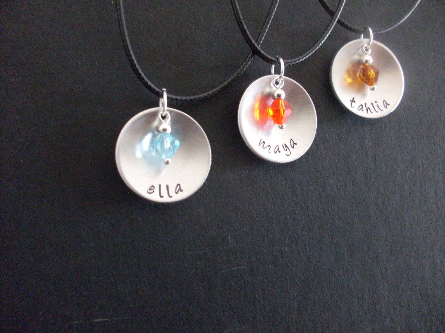 Handgemachte Personalisierte Name Handgestempelt Aluminium Kreis Halskette Mit Crystal Birthstone Charme von StefisLilJewelryShop