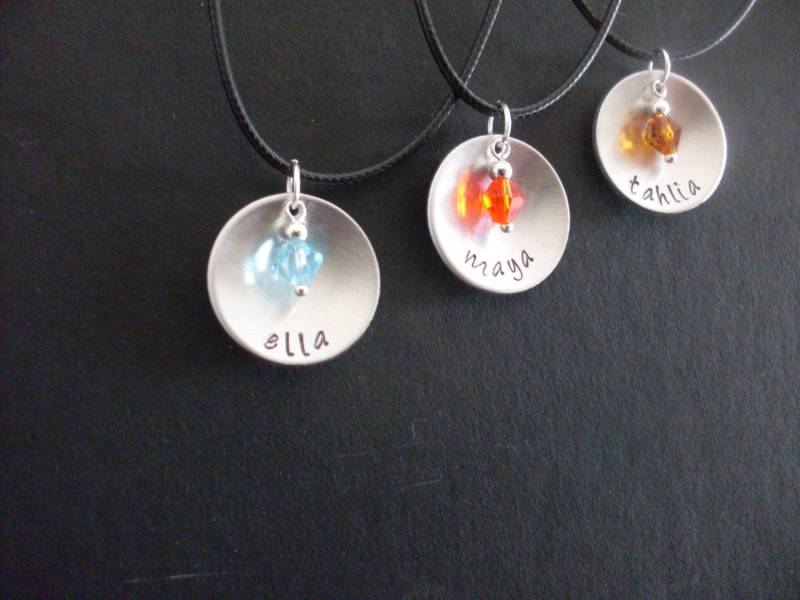Handgemachte Personalisierte Name Handgestempelt Aluminium Kreis Halskette Mit Crystal Birthstone Charme von StefisLilJewelryShop