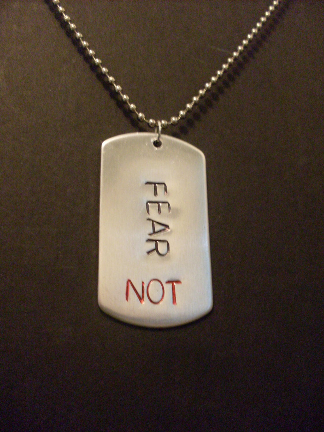 "Handgestempelte "Fear Not" Hundemarke Ball-Kettenhalskette | Keine Angst, Glaube, Mut" von StefisLilJewelryShop