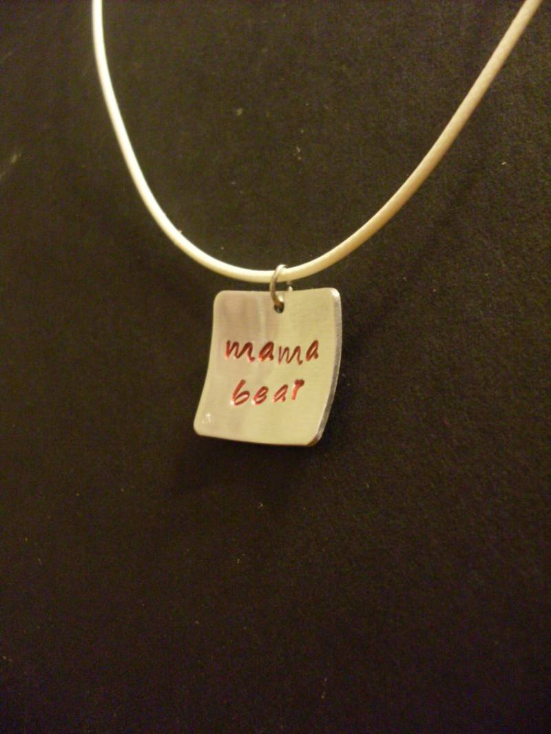 Handmade Custom Hand Gestempelt 3/4" Aluminum Konkav Square Mit"Mama Bär"Farbe Zu Picken von StefisLilJewelryShop