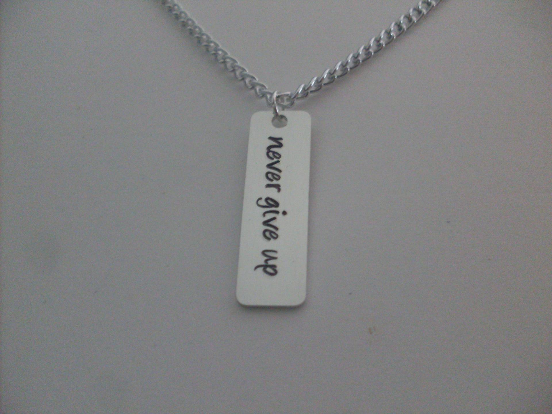 Handmade "Niemals Aufgeben" Custom Handgefertigtes Hand Gestempelt Aluminium 1, 25" Tag Halskette von StefisLilJewelryShop