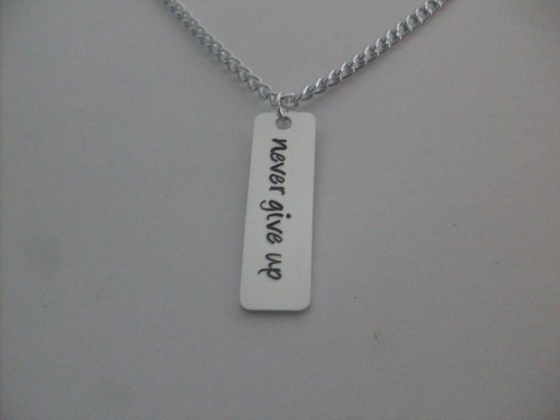 Handmade "Niemals Aufgeben" Custom Handgefertigtes Hand Gestempelt Aluminium 1, 25" Tag Halskette von StefisLilJewelryShop