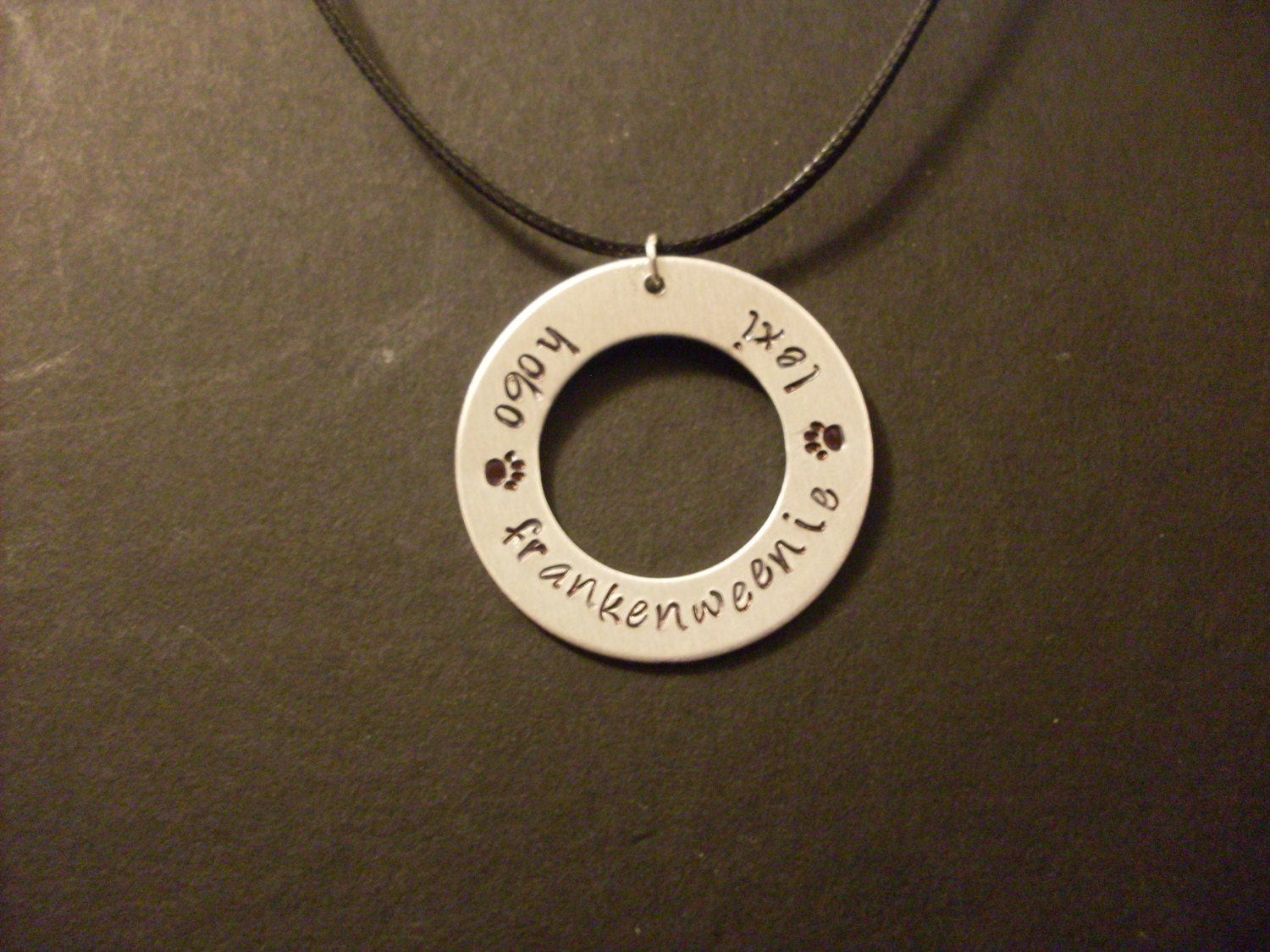 Haustier Eltern Pelzigen Familiennamen Mit Pfoten Paw Prints Hand Gestempelt 1, 25" 1, 5" Silbernes Aluminium Halskette Benutzerdefinierte Hunde von StefisLilJewelryShop