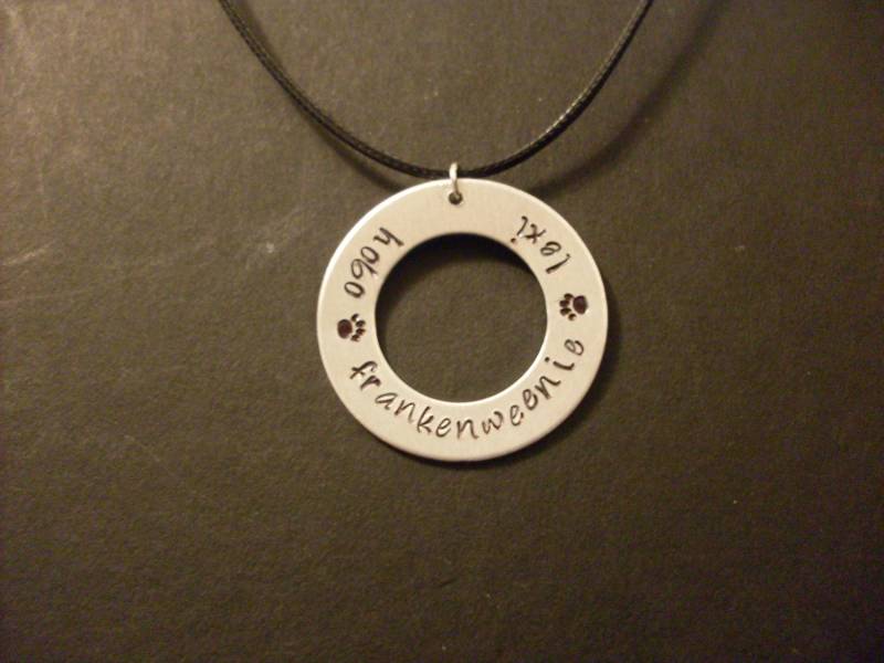 Haustier Eltern Pelzigen Familiennamen Mit Pfoten Paw Prints Hand Gestempelt 1, 25" 1, 5" Silbernes Aluminium Halskette Benutzerdefinierte Hunde von StefisLilJewelryShop