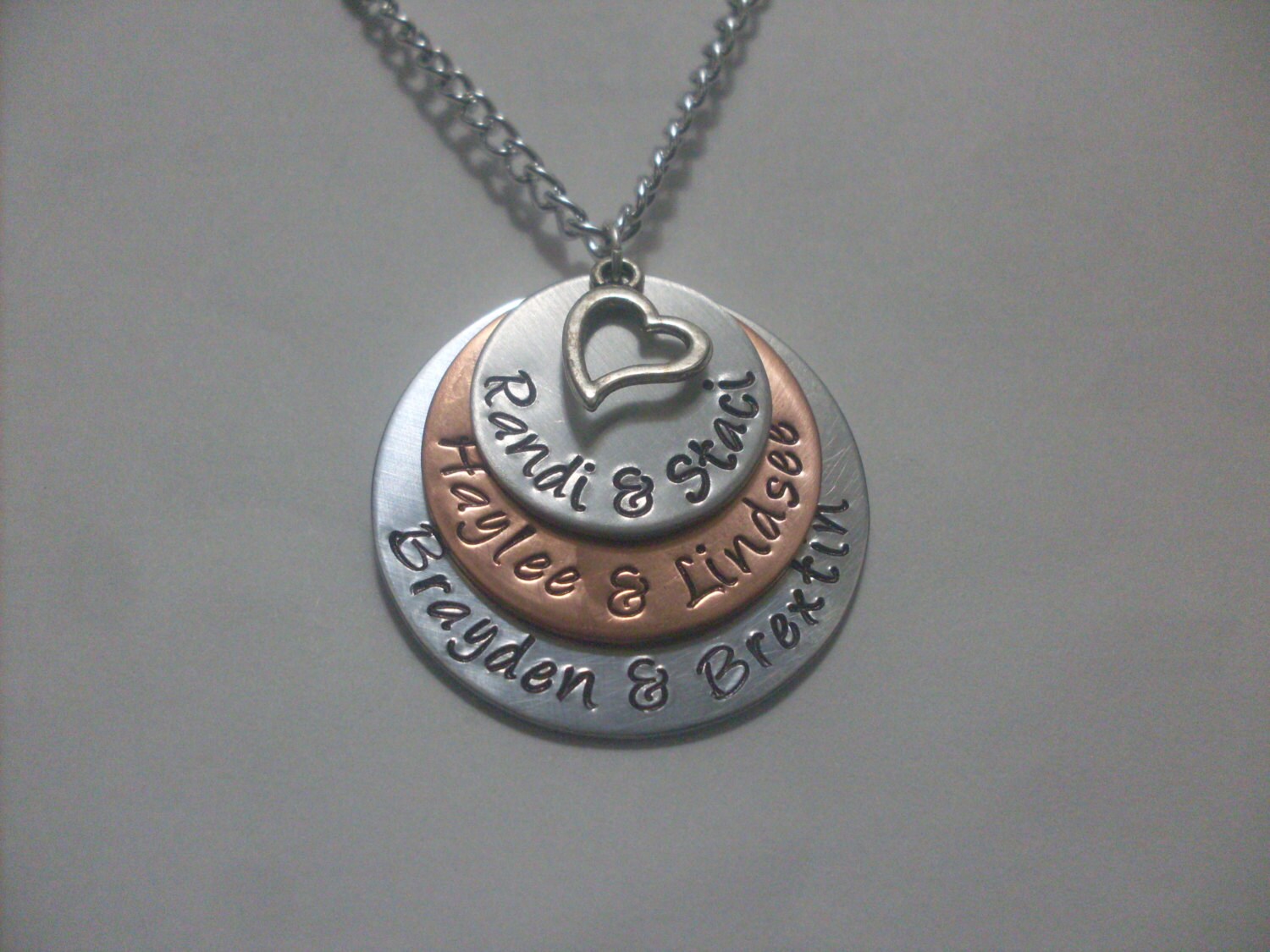 Herz Charm Familie Oma Mama Schwester Mutter-Baby-Freunde Personalisierte Hand Gestempelt 1, 25" Gestapelt Aluminium Und Kupfer Halskette Brauch von StefisLilJewelryShop