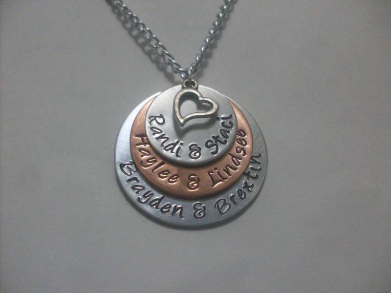 Herz Charm Familie Oma Mama Schwester Mutter-Baby-Freunde Personalisierte Hand Gestempelt 1, 25" Gestapelt Aluminium Und Kupfer Halskette Brauch von StefisLilJewelryShop