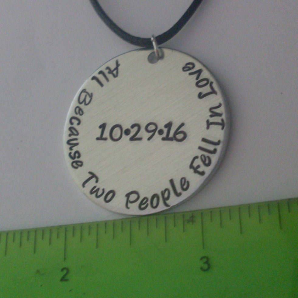 Hochzeit Datum "Alles Nur, Weil Zwei Menschen Verliebte" Personalisierte Benutzerdefinierten Gestempelten 1, 25" Silbernes Aluminium Halskette von StefisLilJewelryShop