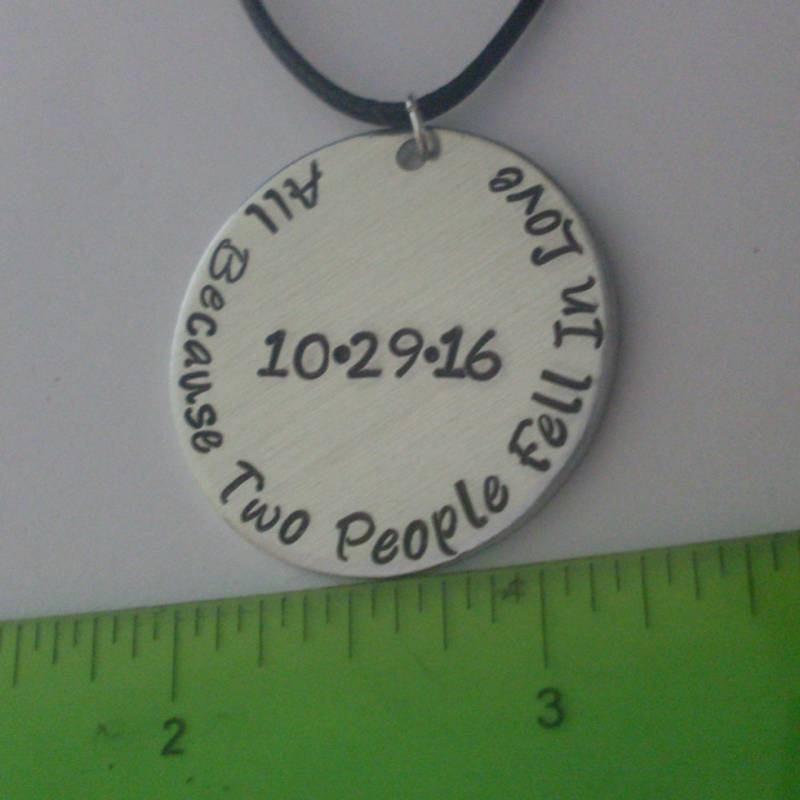 Hochzeit Datum "Alles Nur, Weil Zwei Menschen Verliebte" Personalisierte Benutzerdefinierten Gestempelten 1, 25" Silbernes Aluminium Halskette von StefisLilJewelryShop