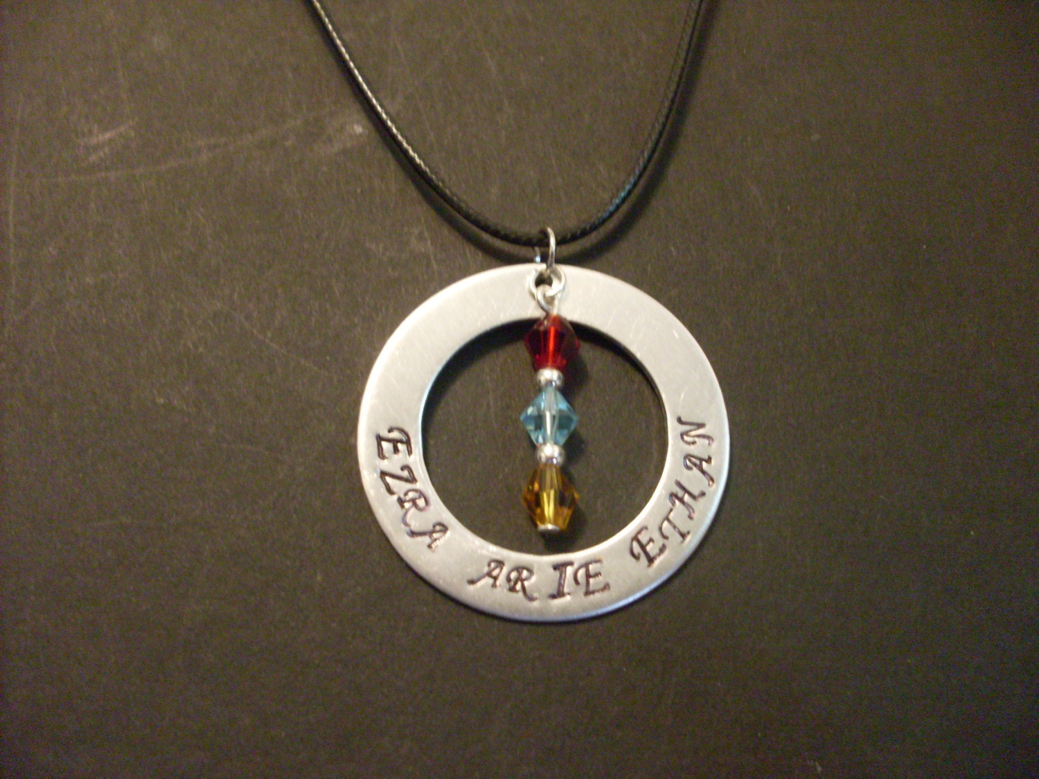 Mama-Oma-Schwestern-Familie | 3 Personalisiert Drei Birthstones Halskette Mit Namen Handgemachten Gestempelten 1.5" Aluminium Custom Bestellen von StefisLilJewelryShop