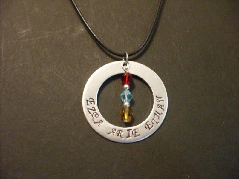 Mama-Oma-Schwestern-Familie | 3 Personalisiert Drei Birthstones Halskette Mit Namen Handgemachten Gestempelten 1.5" Aluminium Custom Bestellen von StefisLilJewelryShop