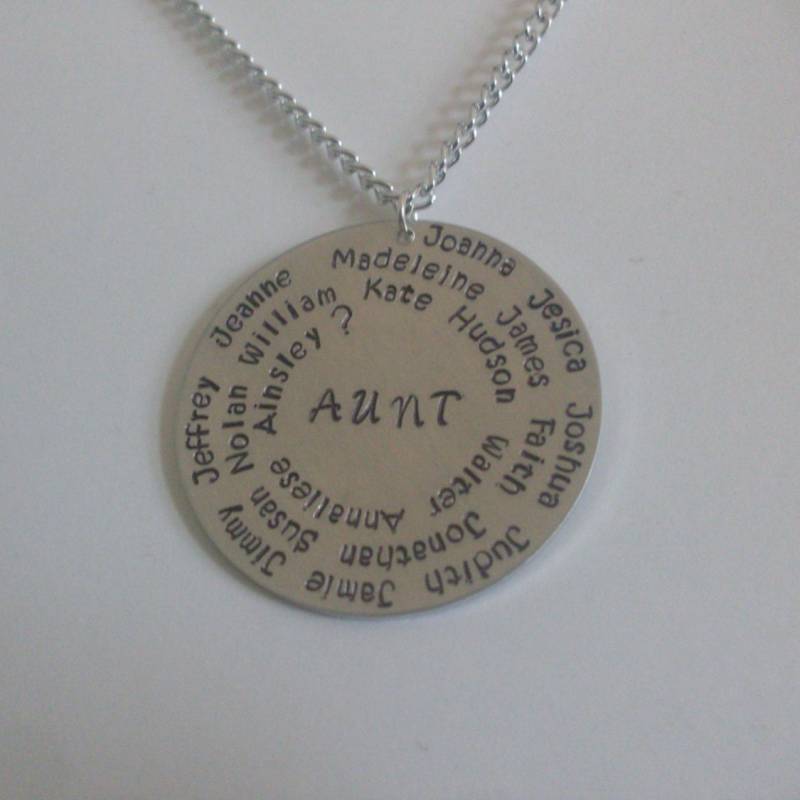 Mutter Oder Tante Familie Halskette, Trainer Lehrer Mit Vielen Kinder Namen Gruppe Große Familie Hand Gestempelt 1.5" Silber Aluminium Halskette Mutter Oder Tante Familie Halskette, Trainer Lehrer Mit Vielen Kinder Namen Gruppe Große Familie Hand Gestempelt 1.5" Silber Aluminium Halskette von StefisLilJewelryShop