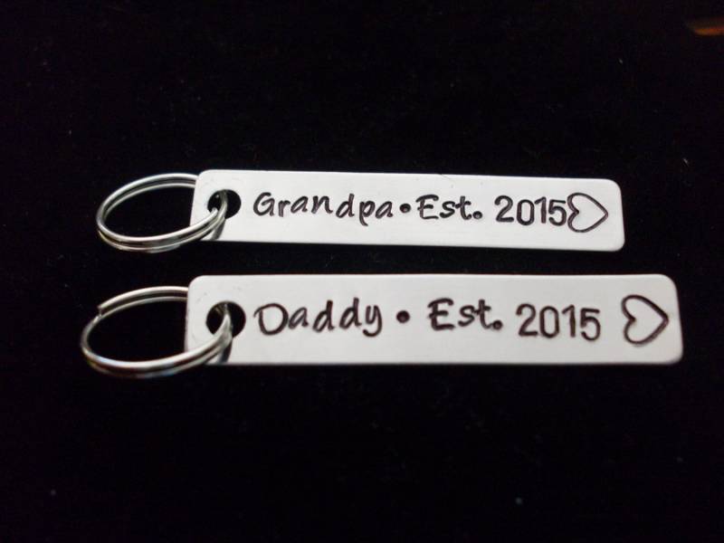 Neue Opa Papa Bruder Onkel Baby Schwangerschaft Ankündigung Personalisiert Silber Aluminium 2" Langen Tag Schlüsselanhänger Vollständig Anpassbar von StefisLilJewelryShop