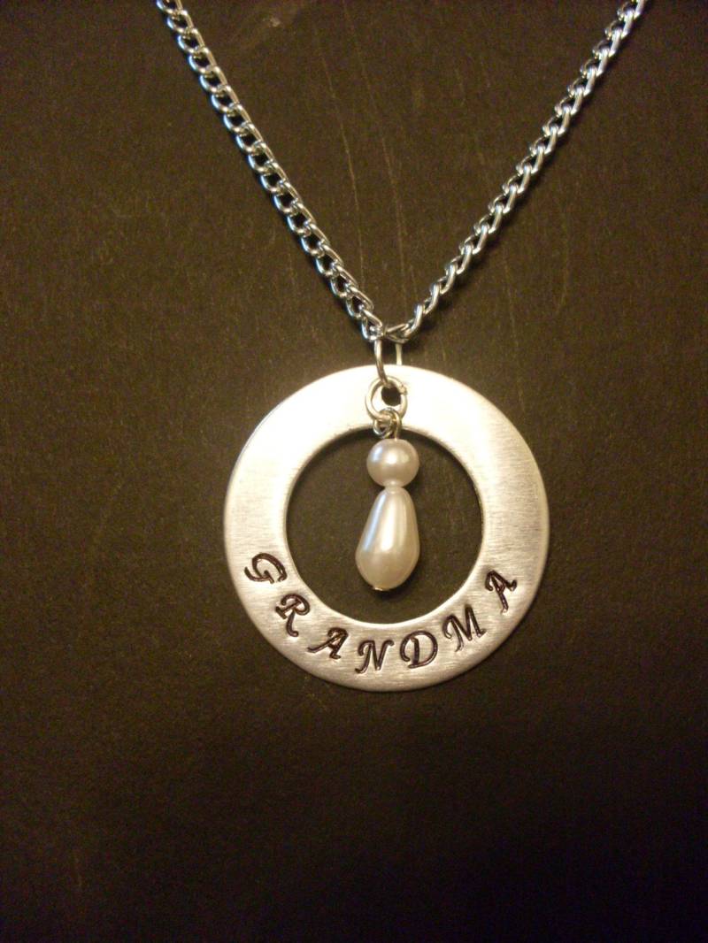Oma Großmutter Nana Mimi Abuela Oder Namen Hand Gestempelt 1, 25" Aluminium Unterlegscheibe Halskette Mit Faux Perle Akzent Handgemachte Nur Für Dich von StefisLilJewelryShop