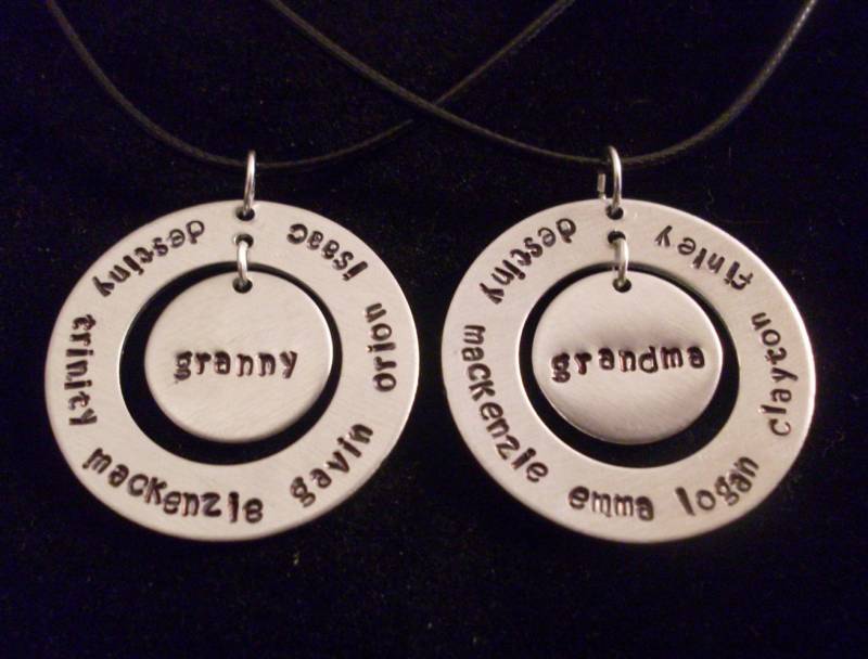 Oma Nana Große Großmutter Mutter Personalisierte Kinder/Enkelkinder Namen Hand Gestempelt 1, 25", 1.5" Aluminium Halskette Custom Oma Nana Große Großmutter Mutter Personalisierte Kinder/Enkelkinder Namen Hand Gestempelt 1, 25", 1.5" Aluminium Halskette Custom von StefisLilJewelryShop