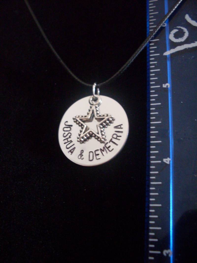 Personalisierte Benutzerdefinierte Namen 1" Hand Gestempelt Silber Aluminium Halskette Mit Legierung Sterncharme von StefisLilJewelryShop