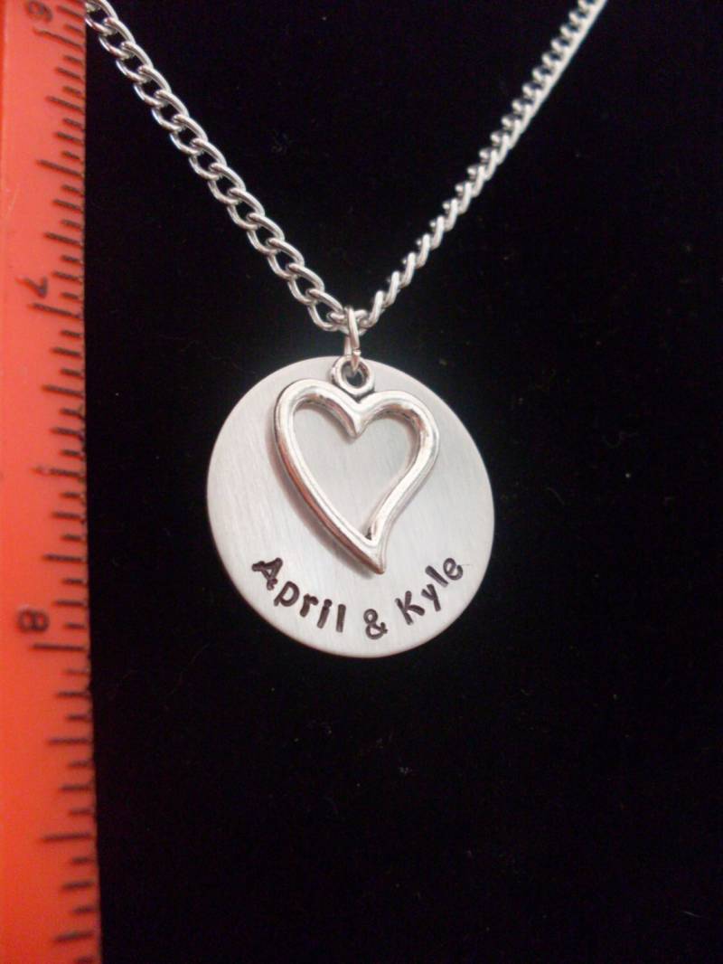 Personalisierte Benutzerdefinierte Paare Freunde Mutter Kinder Namen 1" Silbernes Aluminium Halsband Mit Legierung Herz Charm Gestempelt von StefisLilJewelryShop