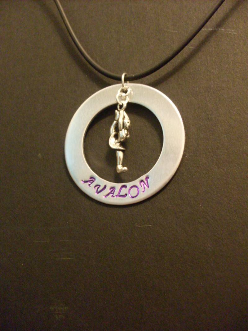 Personalisierte Benutzerdefinierten Namen Eislaufen Skater Charme Hand Gestempelt 1.5" Aluminium Unterlegscheibe Halskette von StefisLilJewelryShop