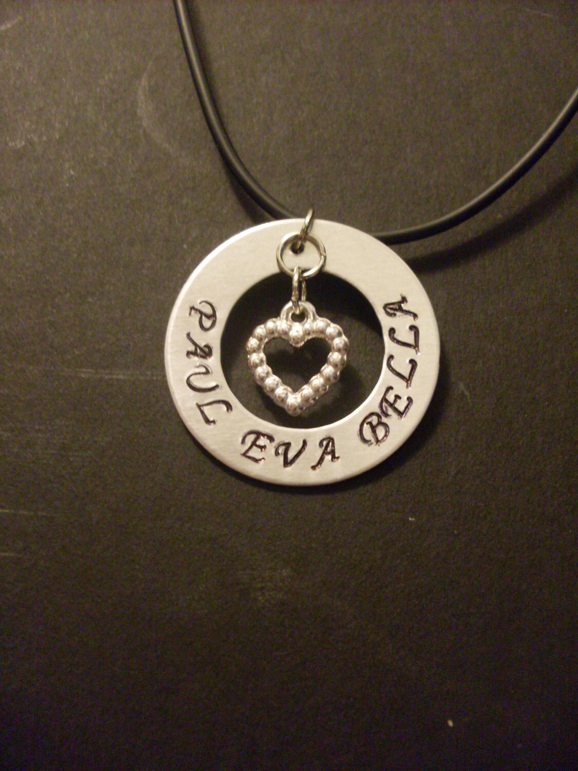 Personalisierte Mom Mutter Freunde Hand Gestempelt 1, 25" Waschmaschine Halskette Mit Herz Charm Namen Und Daten Zur Verfügung von StefisLilJewelryShop