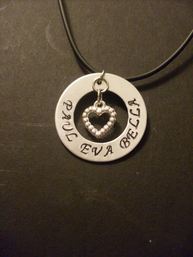 Personalisierte Mom Mutter Freunde Hand Gestempelt 1, 25" Waschmaschine Halskette Mit Herz Charm Namen Und Daten Zur Verfügung von StefisLilJewelryShop