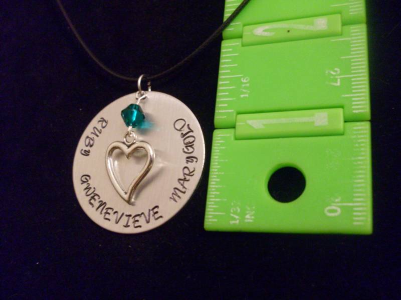 Personalisierte Mom Mutter Personalisierte Hand Gestempelt 1, 5" Kreis Mit Herz Charm Und Birthstone Crystal Accentnecklace Custom von StefisLilJewelryShop