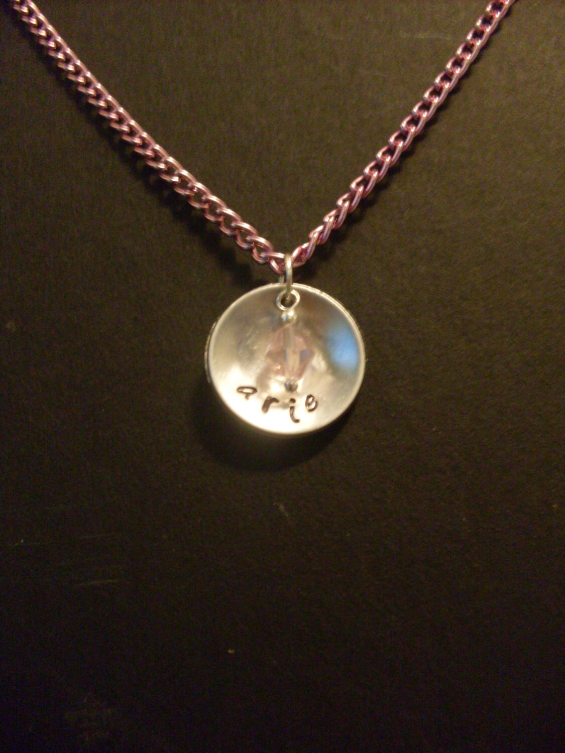 Personalisierte Namen Hand Gestempelt Konkav Kreis Halskette Mit Rosa Crystal Charme Und Rosa Aluminium Kette Custom Handgemacht von StefisLilJewelryShop