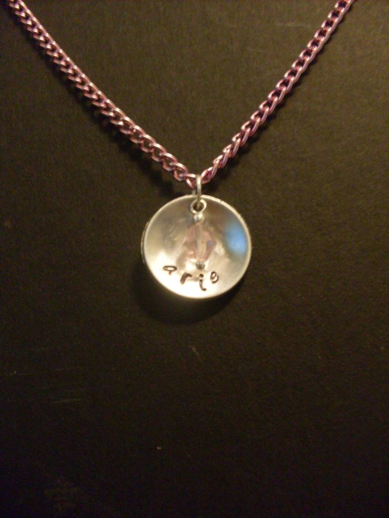 Personalisierte Namen Hand Gestempelt Konkav Kreis Halskette Mit Rosa Crystal Charme Und Rosa Aluminium Kette Custom Handgemacht von StefisLilJewelryShop