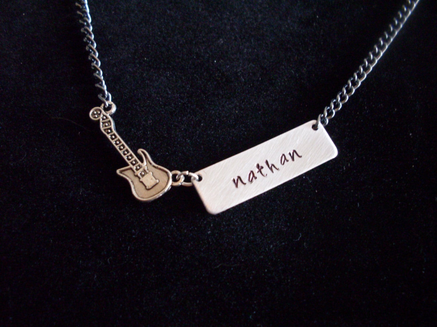 Personalisierte Namen Hand Gestempelt Rock Rocker Band Aluminium Halskette Mit Gitarre Bass Connecter Benutzerdefinierte Handgefertigte Silberton von StefisLilJewelryShop