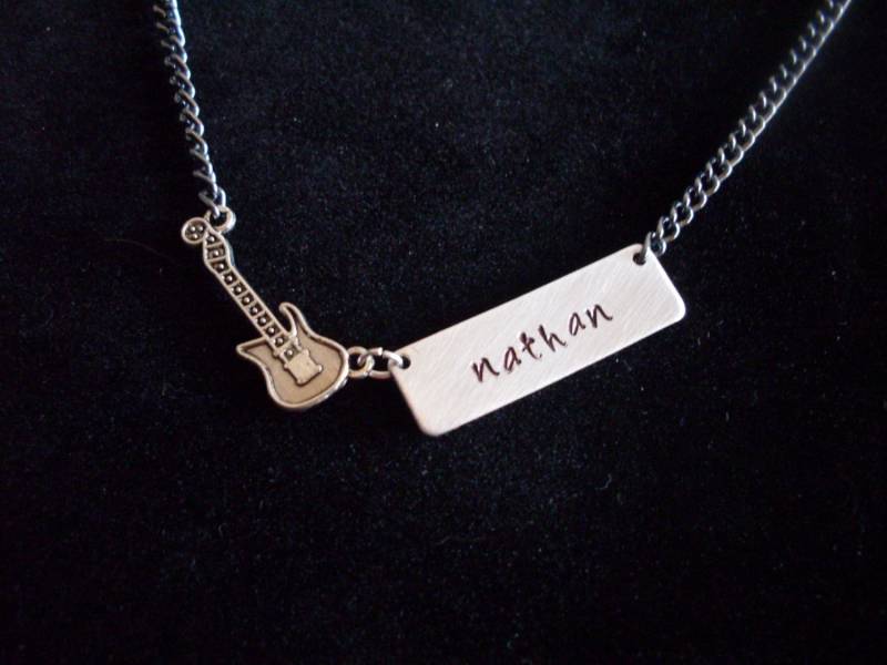 Personalisierte Namen Hand Gestempelt Rock Rocker Band Aluminium Halskette Mit Gitarre Bass Connecter Benutzerdefinierte Handgefertigte Silberton von StefisLilJewelryShop