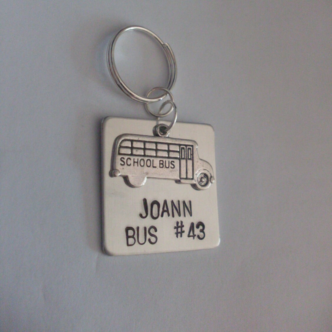 Schulbus Fahrer Geschenk Handgemachte Personalisierte Hand Gestempelt Halskette Oder Schlüsselanhänger Mit Charme Und 1" Silver Toned Alu Square von StefisLilJewelryShop