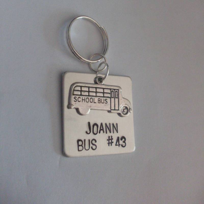 Schulbus Fahrer Geschenk Handgemachte Personalisierte Hand Gestempelt Halskette Oder Schlüsselanhänger Mit Charme Und 1" Silver Toned Alu Square von StefisLilJewelryShop