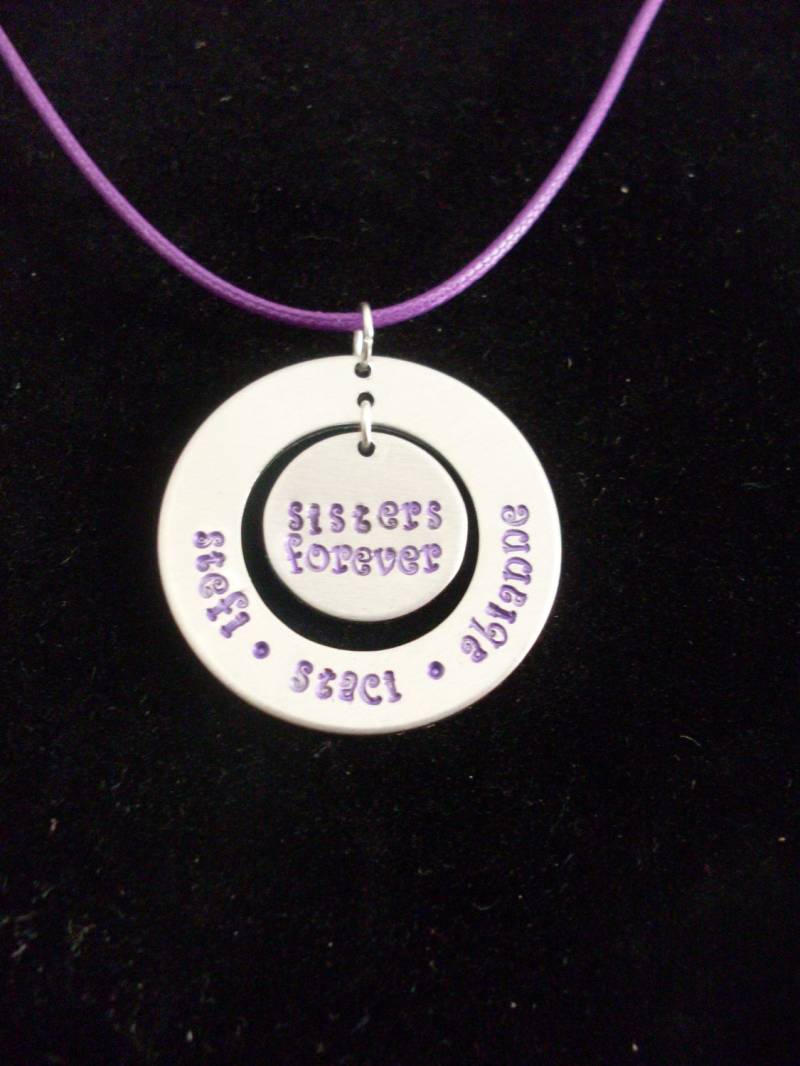 Schwestern Für Immer Oder Freunde Hand Frankiert Silber Aluminium 1, 25 "Kette in Ihrer Wahl Von Farben Und Schriften Personalisierte Custom von StefisLilJewelryShop