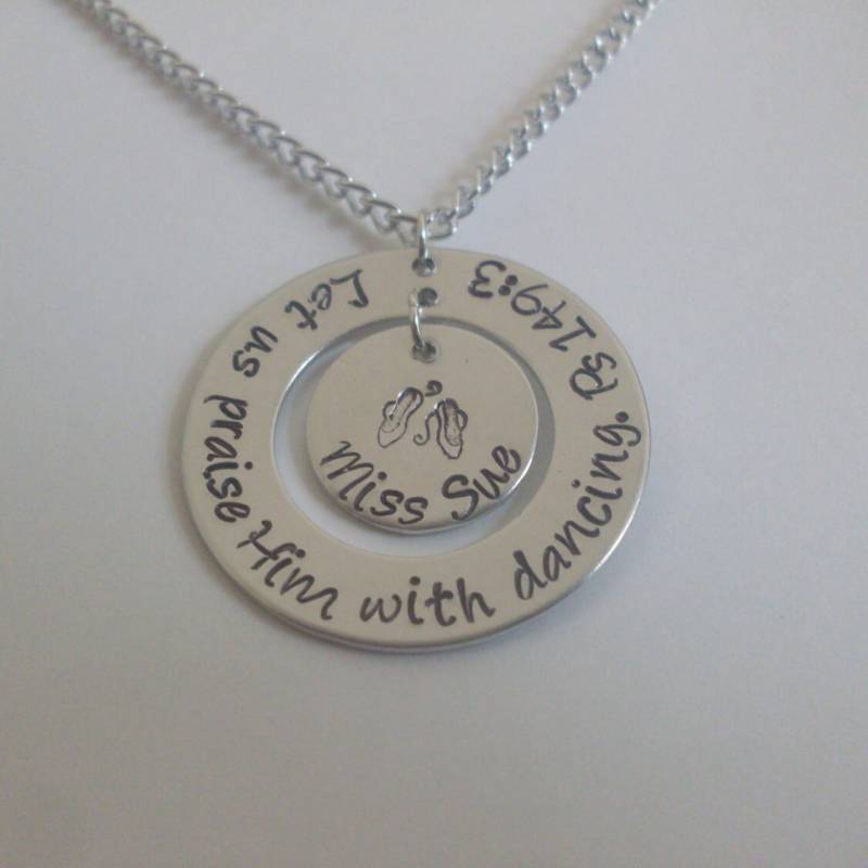 Tänzer Tanzlehrer "Laßt Uns Ihn Loben Mit Tanz Psalm 1493" Halskette Personalisiert Namen & Schuhe 1, 25" Aluminium Custom Ballett von StefisLilJewelryShop