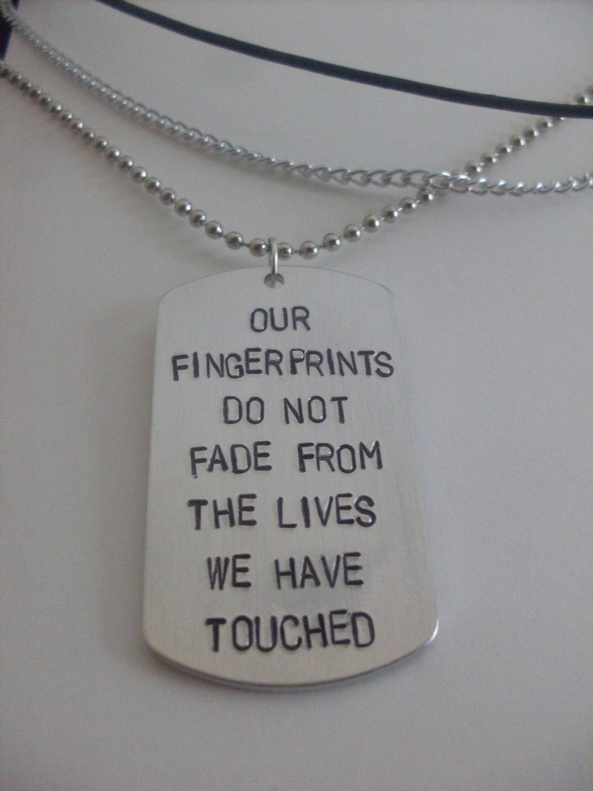Unsere Fingerabdrücke Verblassen Nicht Aus Dem Leben, Wir Haben Berührt, Speicher Bestätigung Freund Memorial Personalisierte Gestempelt Dog Tag von StefisLilJewelryShop