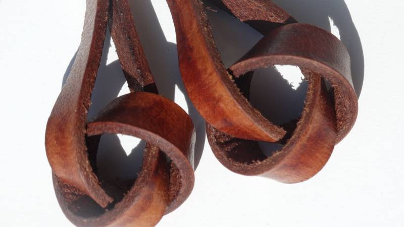 Braune Leder Knoten Ohrringe Ohrhaken in Messing von StegathLeather