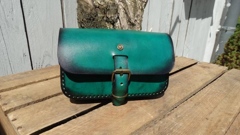 Gürteltasche Funny Bag Grün-Schwarz Leder Unikat Für Mann Und Frau Handgenäht von StegathLeather