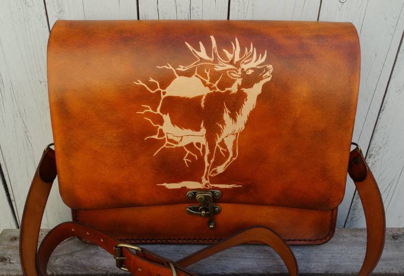 Leder Tasche , Braune - Schultertasche Umhängetasche Karamellbraun Unikat Mit Hirsch Plott von StegathLeather