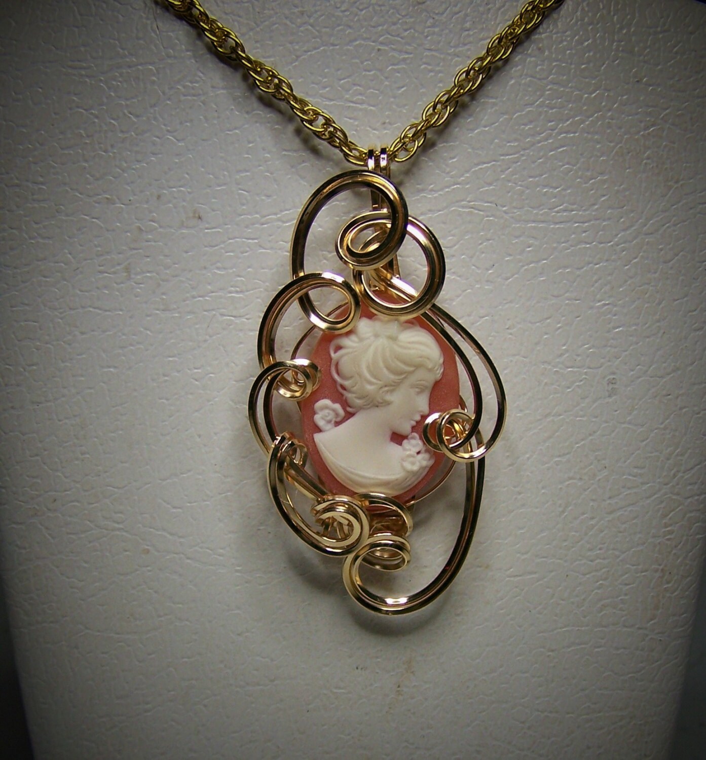 Mann Aus Rot Cameo Designer Anhänger in 14 Kt Gold Gefüllt Draht Mann Aus Rot Cameo Designer Anhänger in 14 Kt Gold Gefüllt Draht von SteinGemJewelry