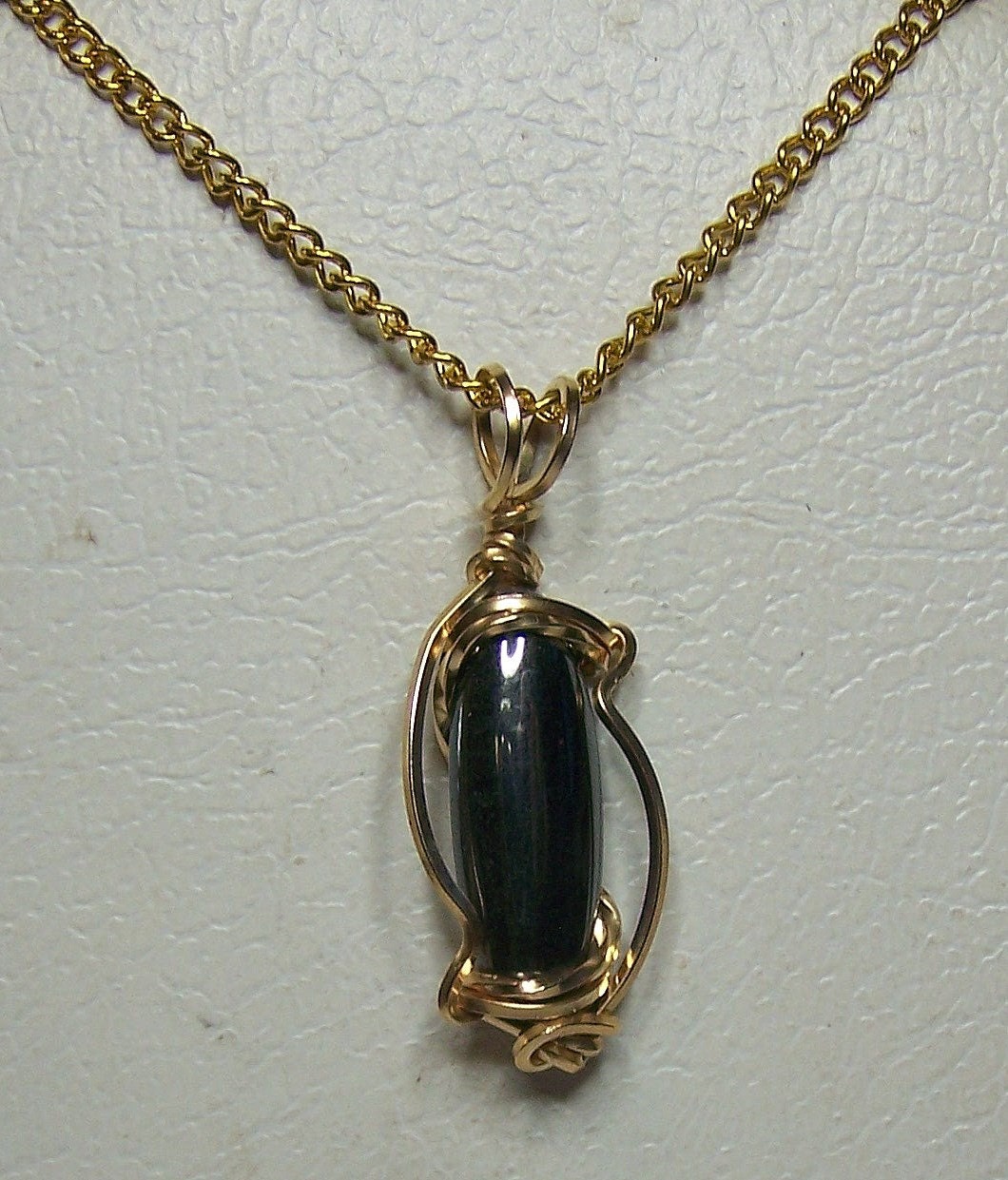 Schöne Hämatit Anhänger Gezeigt Gold Gefüllt von SteinGemJewelry
