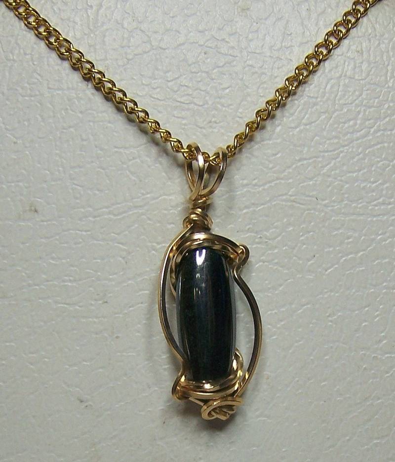 Schöne Hämatit Anhänger Gezeigt Gold Gefüllt Schöne Hämatit Anhänger Gezeigt Gold Gefüllt von SteinGemJewelry