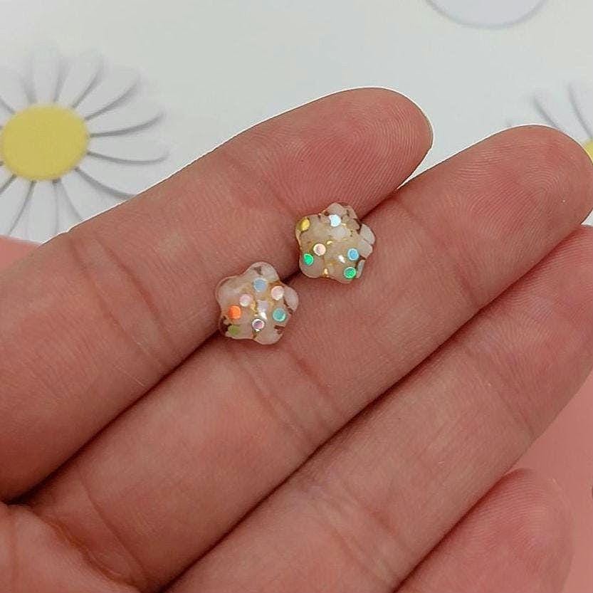 Kleine Blumen Ohrstecker, Bunte Mädchen Ohrringe, Geschenk Zum Geburtstag Für Tochter, Sterlingsilber Vergoldet, Hypoallergen von SteinSchmuckAustria
