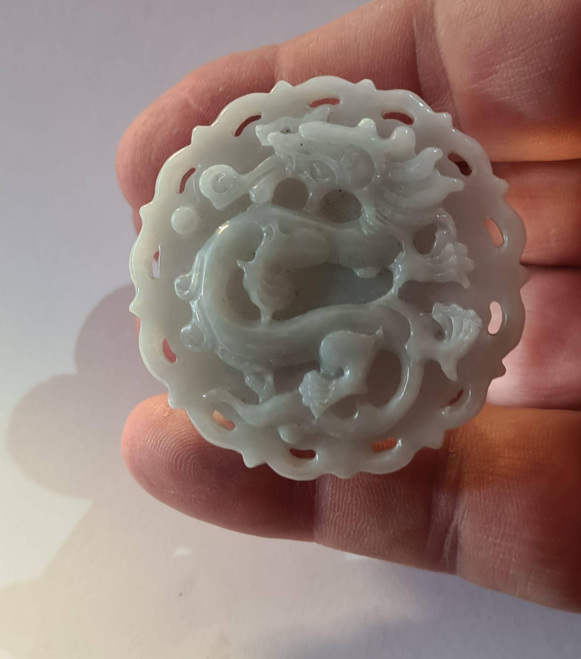 Schöne Jadeit - Gravur Drachen, Als Anhänger, Rund Und Fein von SteinbachGemsAndArt