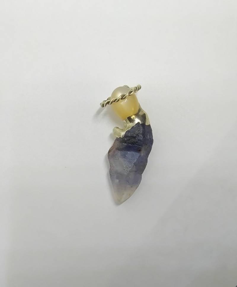 Ein Blauer Rohsaphir Mit Einem Elfenbeinfarbenen Mondstein in Silber Zusammengefügt von Steineinklang