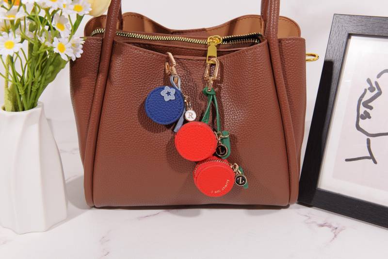 Benutzerdefinierte Initial Kirsche & Blaubeere Geldbörse Keychain, Pu-Leder Obst Taschenanhänger, Personalisierte Monogramm-Beutel von SteinerWaren