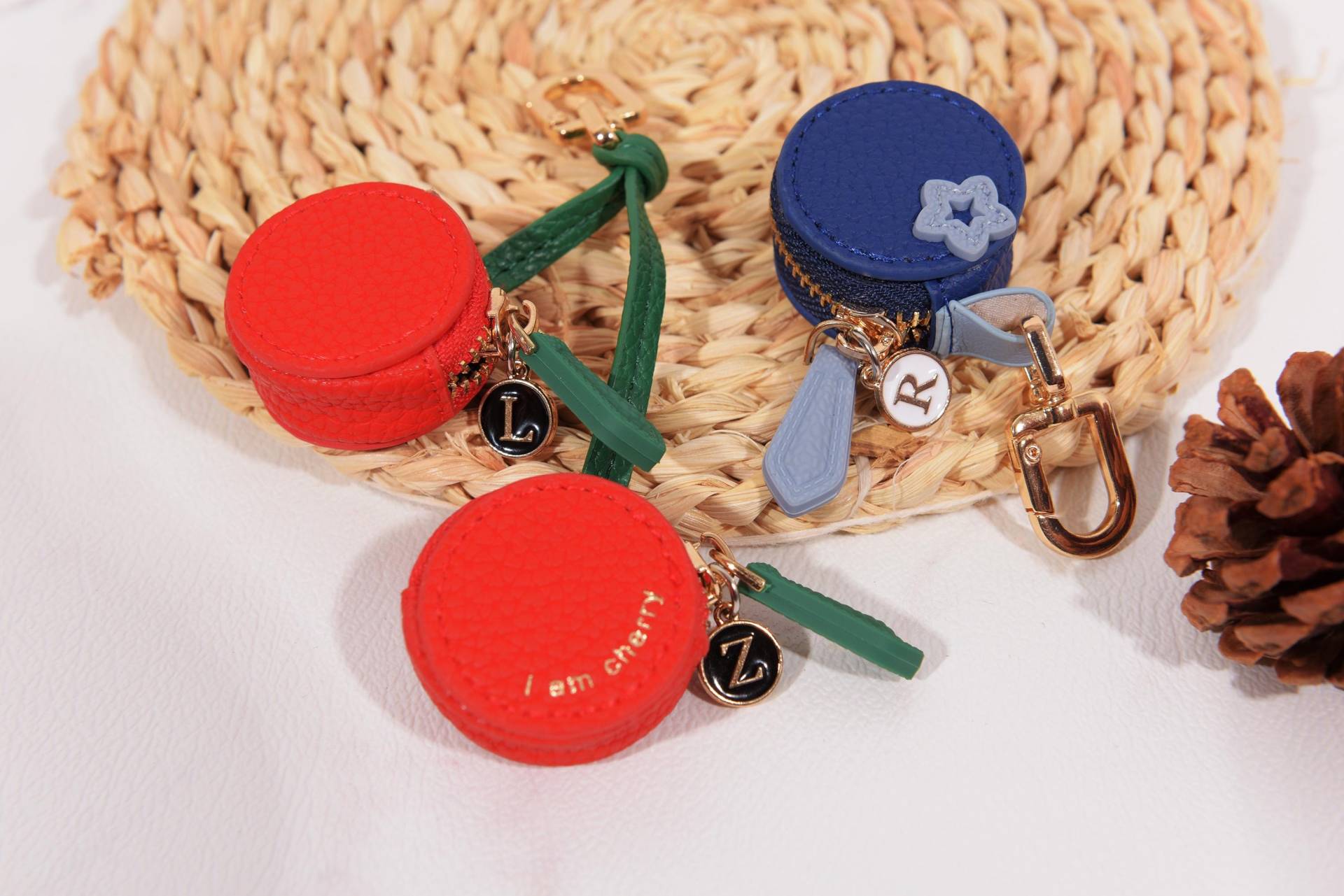 Personalisierte Kirsch Geldbörse Schlüsselanhänger Mit Initial, Pu-Leder Taschenanhänger, Blaubeere Option Erhältlich von SteinerWaren