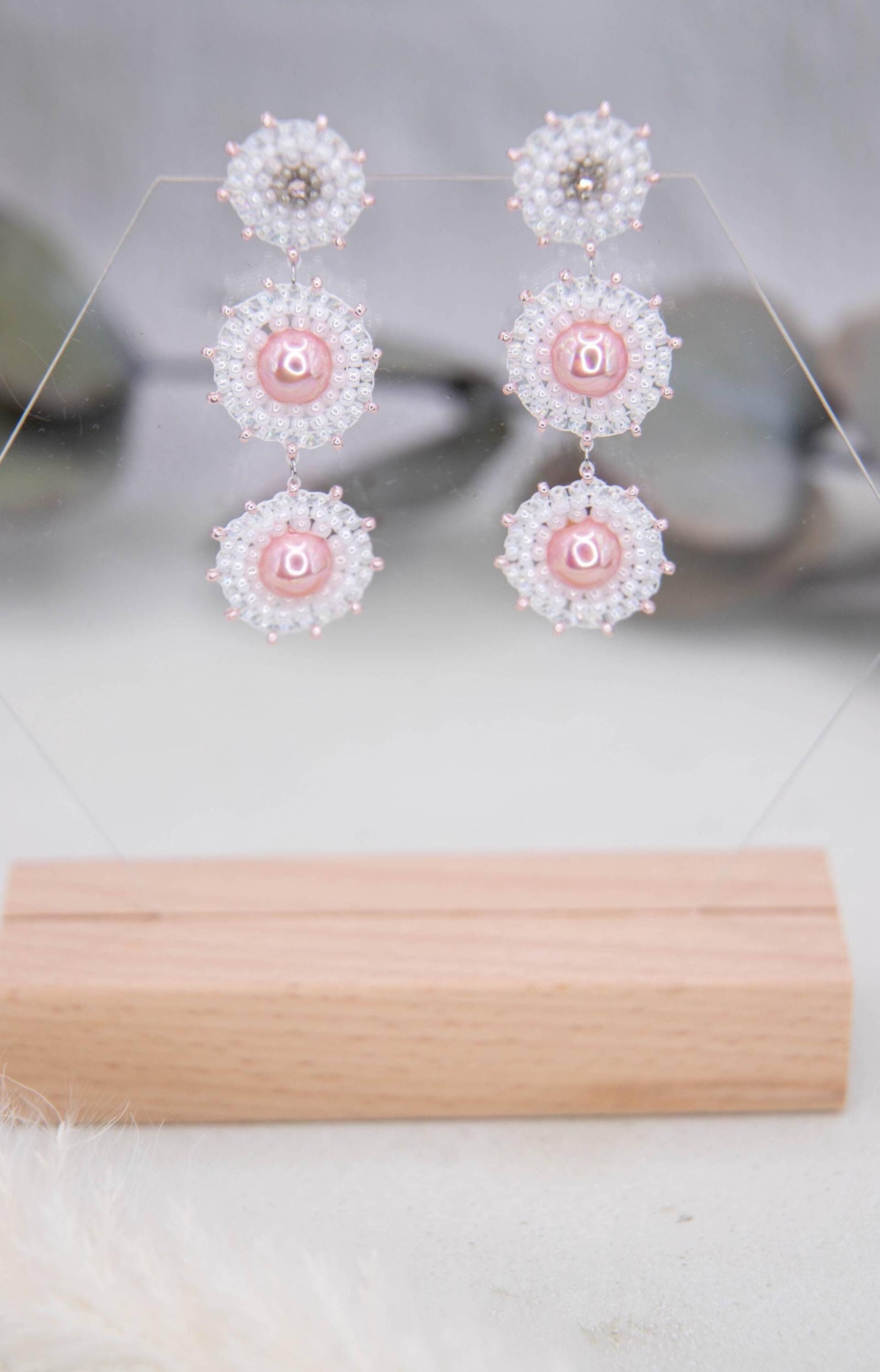 Handgemachte Perlenohrringe, Edelstahl Ohrstecker in Weiß, Rosa, Unikat, Elegante Ohrringe, Statement Brickstitch, Brautohrringe von SteinerlSchmuck
