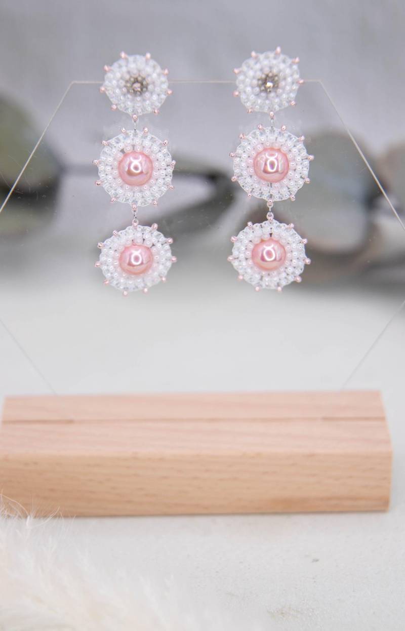Handgemachte Perlenohrringe, Edelstahl Ohrstecker in Weiß, Rosa, Unikat, Elegante Ohrringe, Statement Brickstitch, Brautohrringe Handgemachte Perlenohrringe, Edelstahl Ohrstecker in Weiß, Rosa, Unikat, Elegante Ohrringe, Statement Brickstitch, Brautohrringe von SteinerlSchmuck