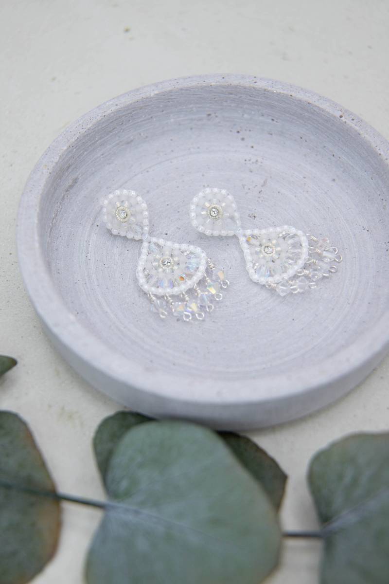 Handgemachte Perlenohrringe, Edelstahl Ohrstecker in Weiß, Unikat, Elegante Ohrringe, Statement Brickstitch, Brautohrringe von SteinerlSchmuck