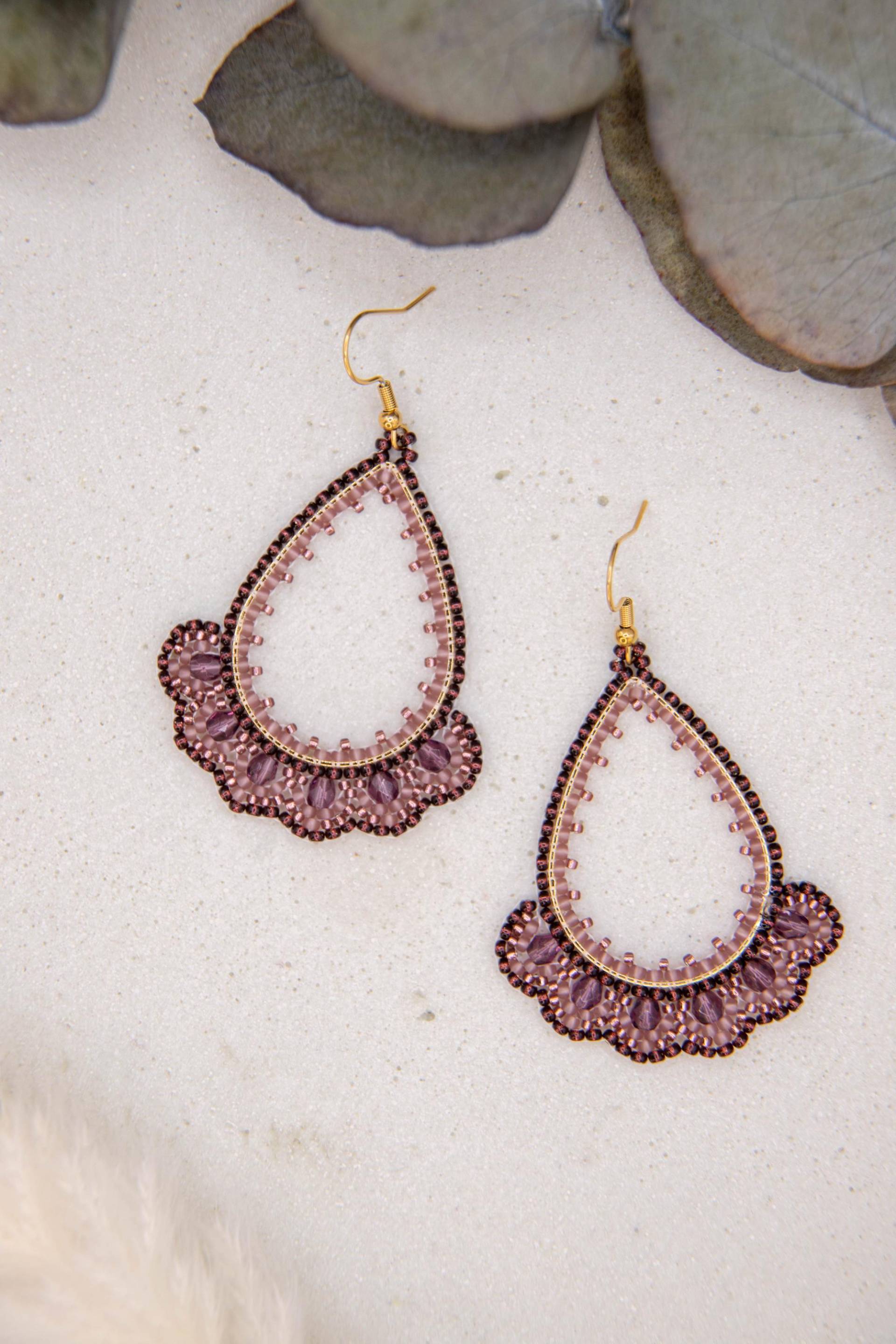 Handgemachte Perlenohrringe in Violett, Gold, Unikat, Elegante Ohrringe, Statement Boho Ohrringe, Brickstitch Handgemachte Perlenohrringe in Violett, Gold, Unikat, Elegante Ohrringe, Statement Boho Ohrringe, Brickstitch von SteinerlSchmuck