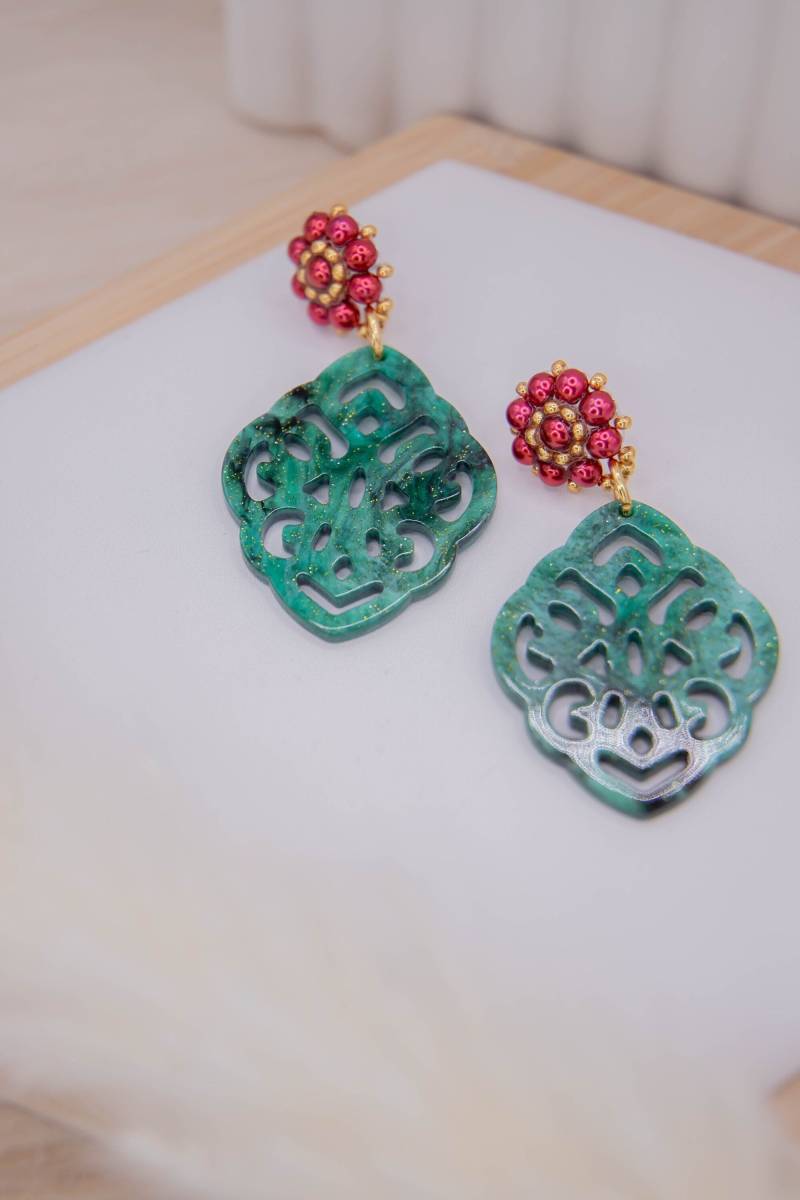 Perlenohrringe, Edelstahl Ohrstecker in Gold, Grün, Rot, Unikat, Elegante Ohrringe, Statement Ornament Anhänger von SteinerlSchmuck