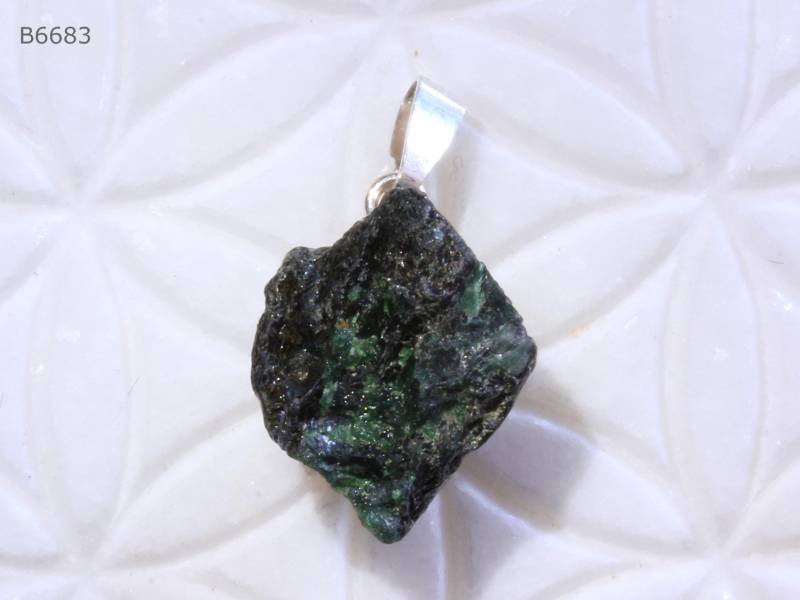 Alexandrit-Anhänger | Rohstein Mit Schlaufe Aus 925 Silber von SteinkraftShop